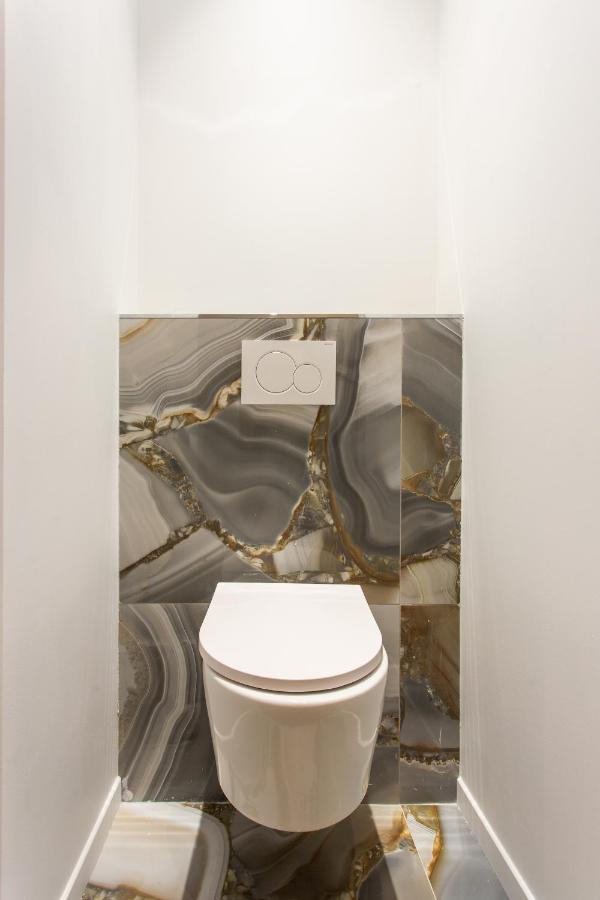 Luxury On The Champs-elysees, Heart Of