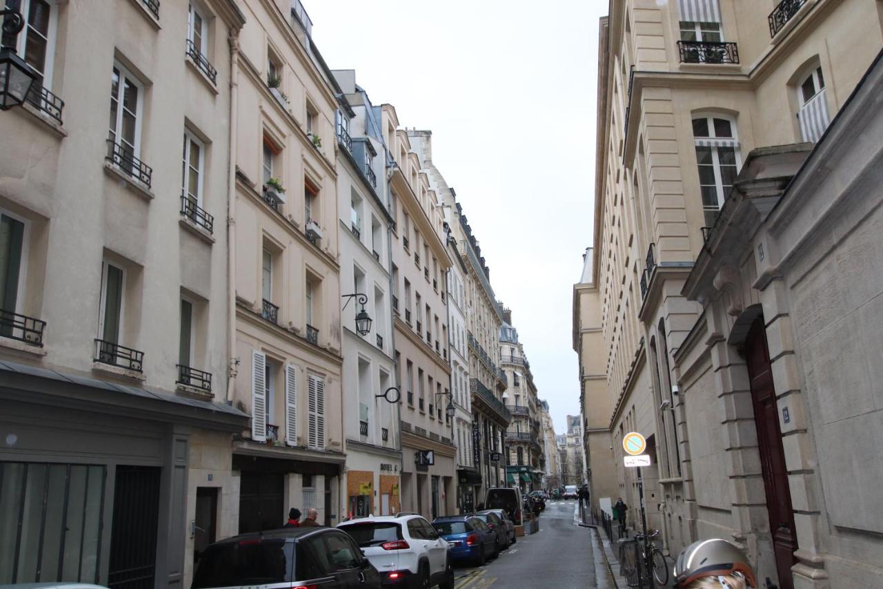 Victoires Near Louvre Paris