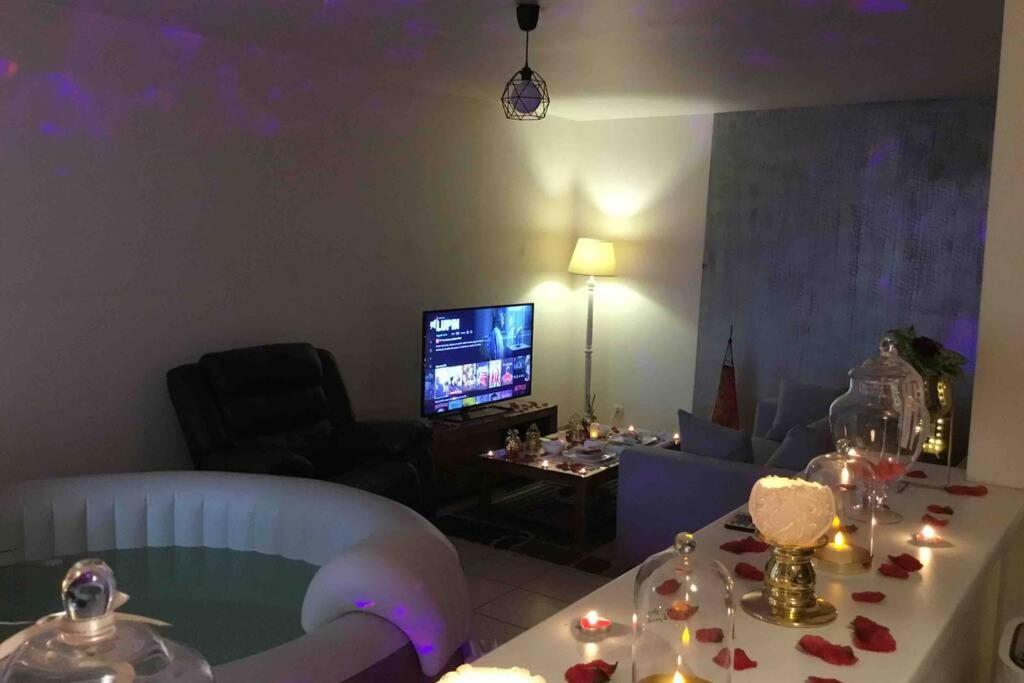 Cosy Private Jacuzzi Spa Apartment In Paris *