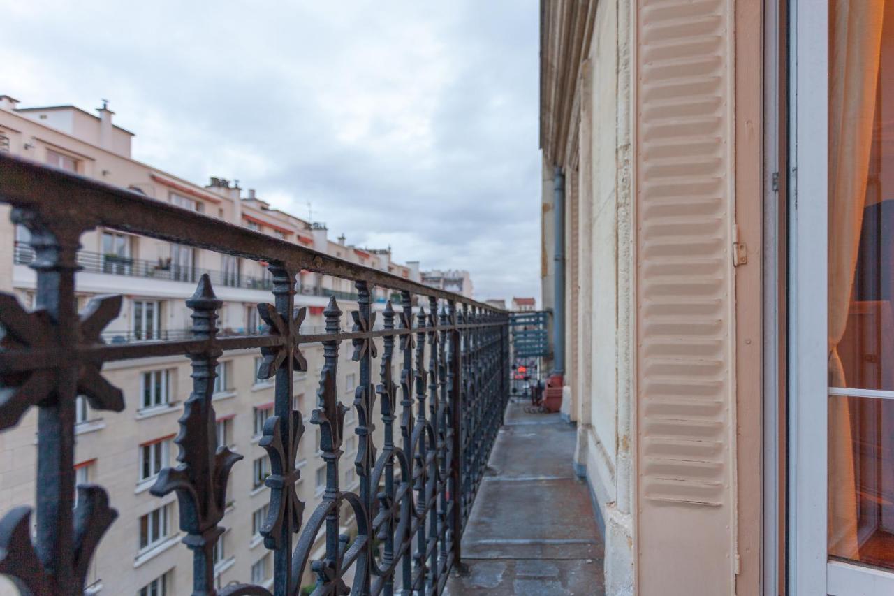 Greeter-appartement Haussmannien Avec Balcon Appartement Paris