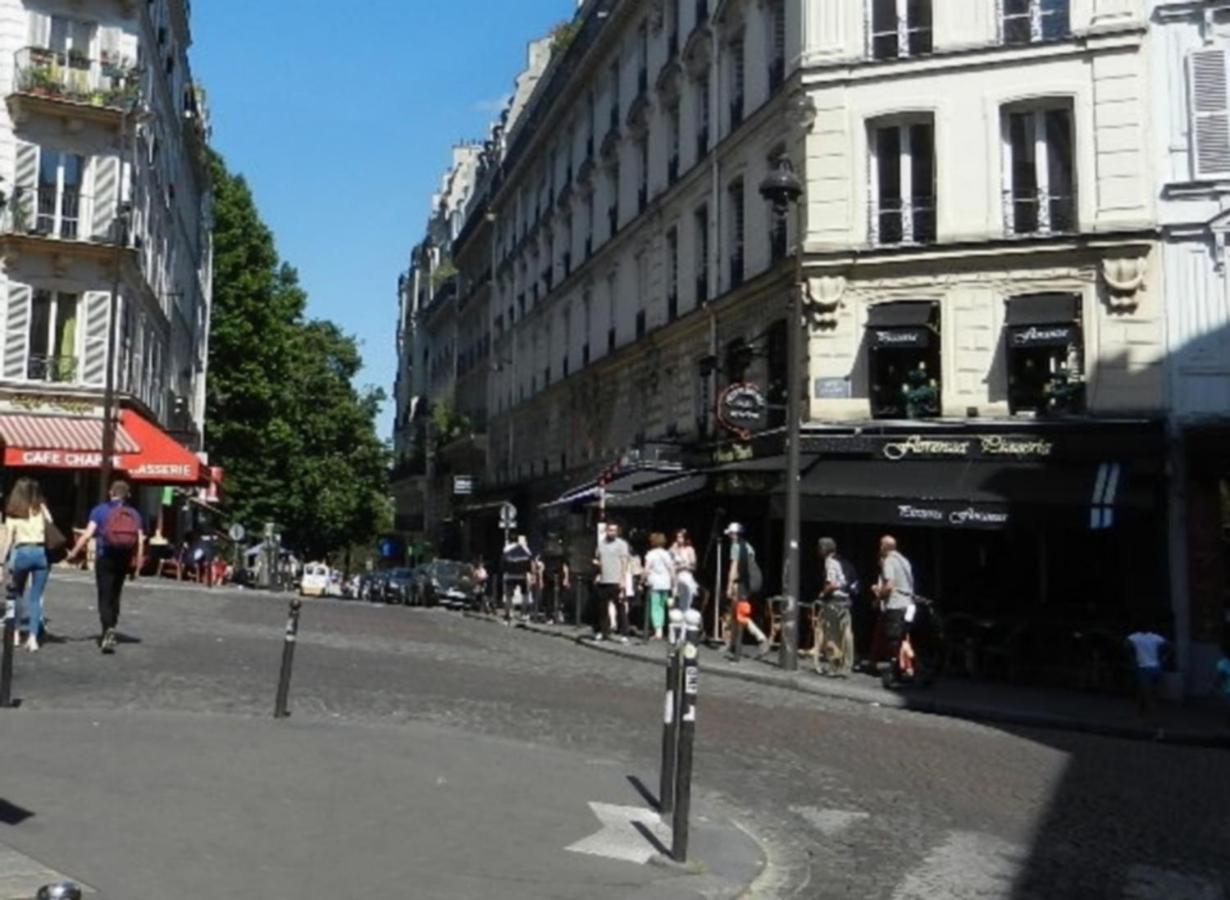 Very Large Private With Own Bathroom, In Montmartre Homestay Paris
