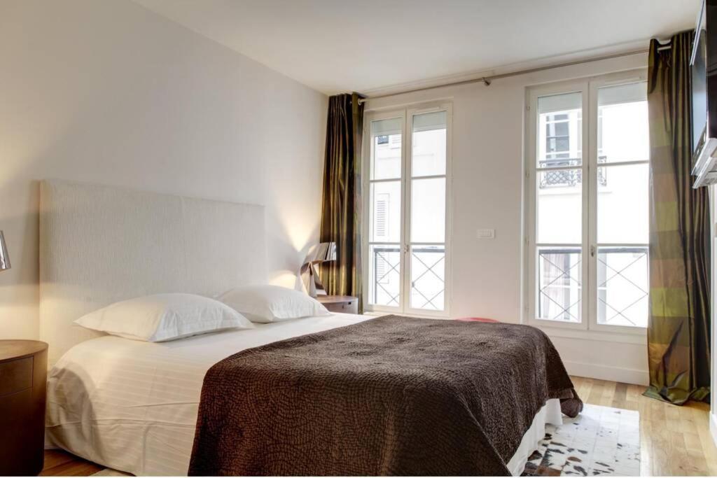 Champs-elysees Montaigne - Hala Paris