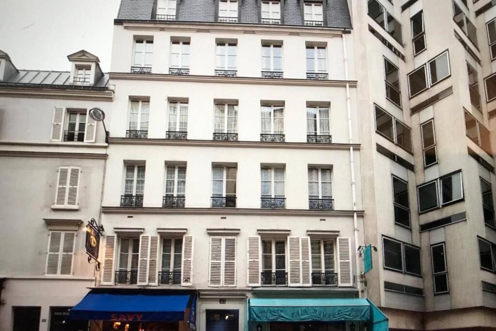 Champs-elysees Montaigne - Hala *