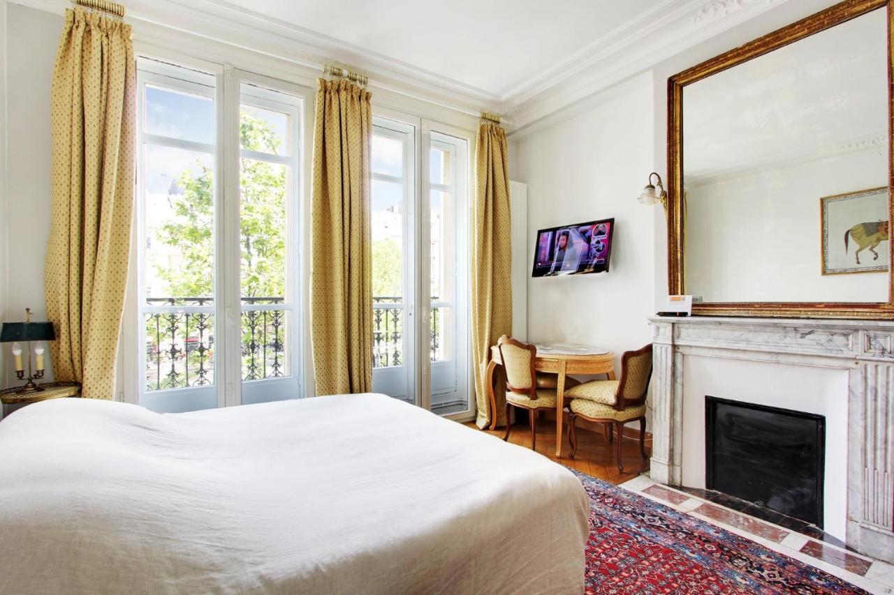 Junior Avec Balcon Et Vue Sur Arc De Triomphe Paris
