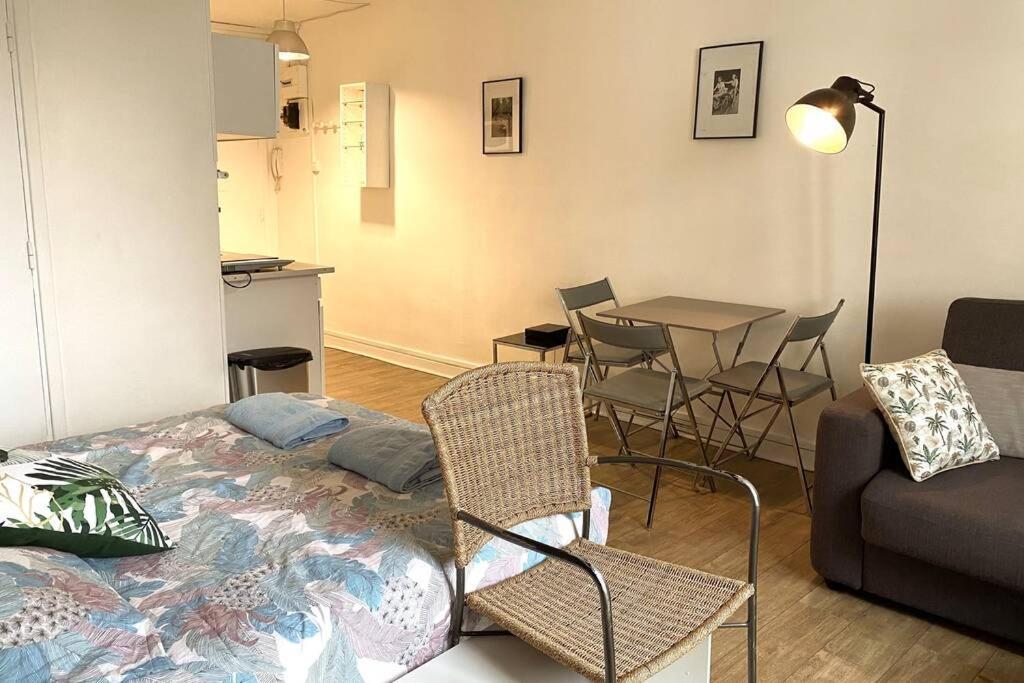 Large, Hyper Central Studio. Historical Apartamento