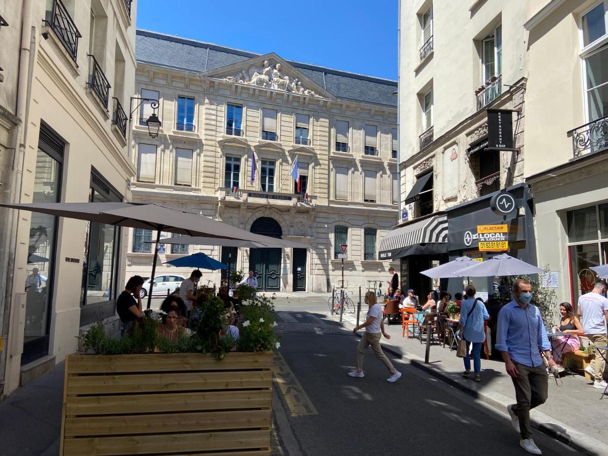Victoires Near Louvre Paris