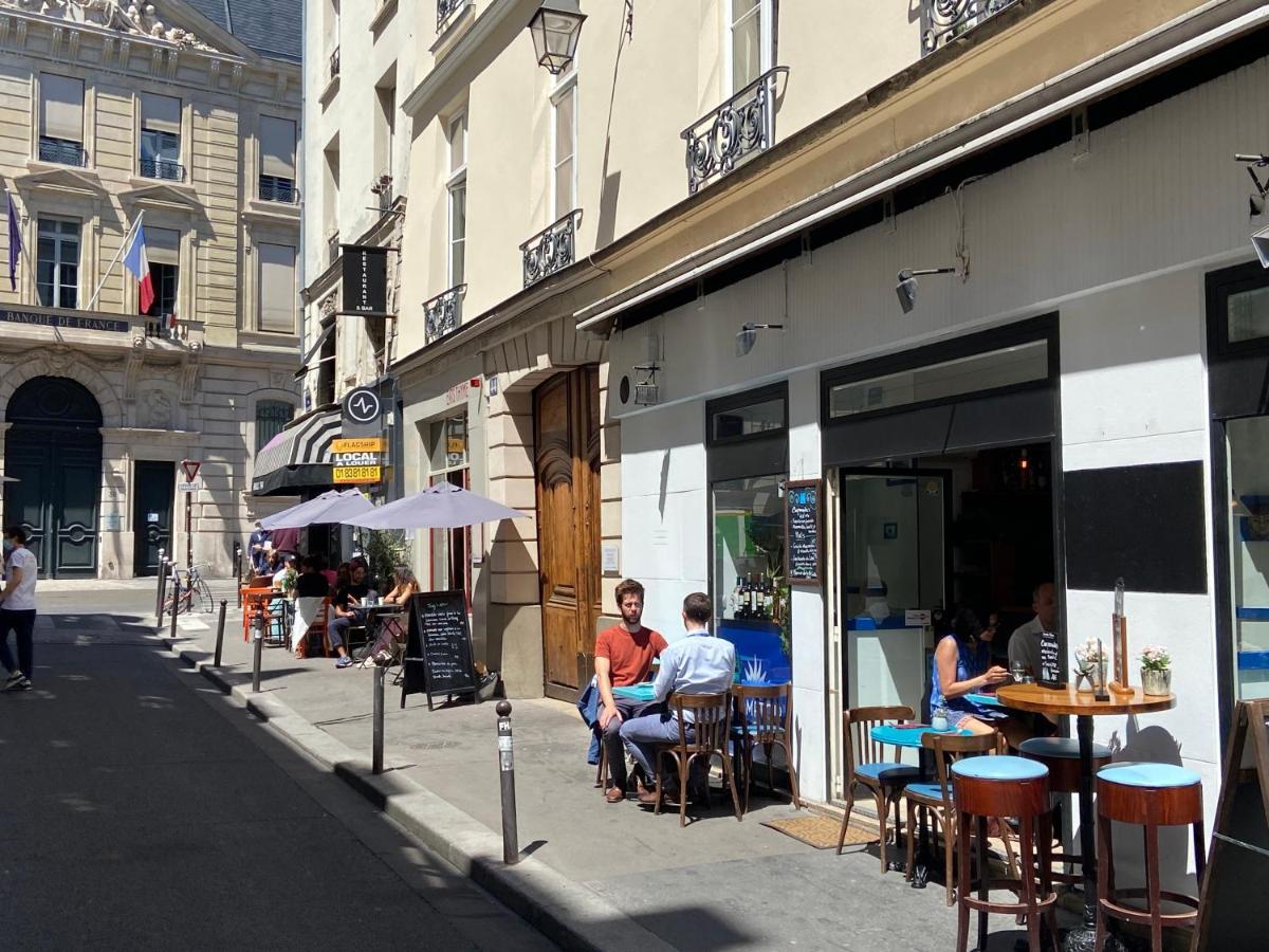 Victoires Near Louvre