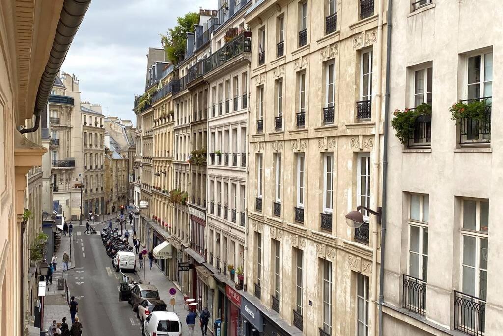 Large, Hyper Central Studio. Historical Apartamento Paris