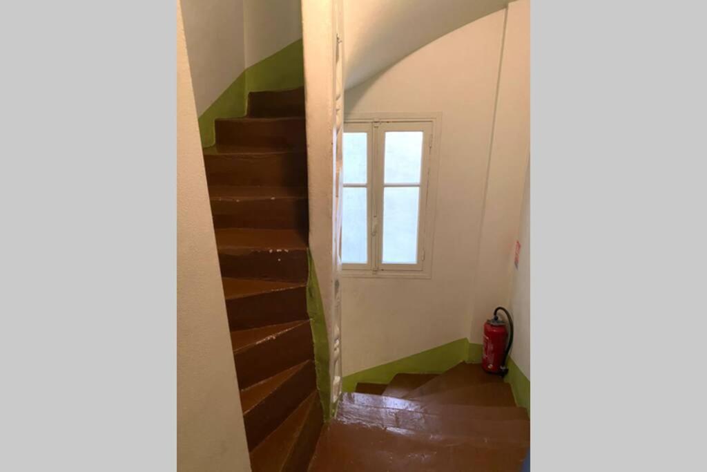 Large, Hyper Central Studio. Historical Apartamento *