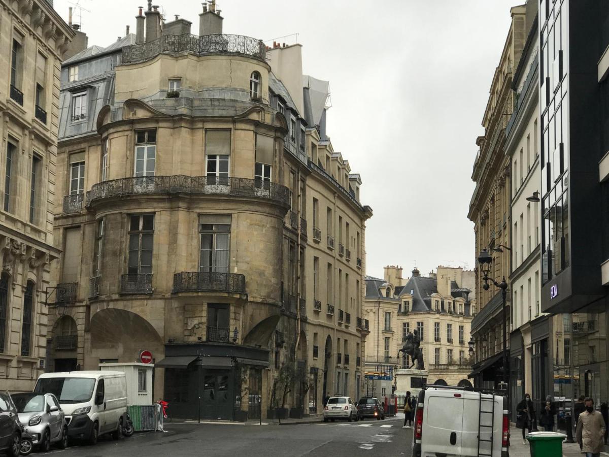 Victoires Near Louvre