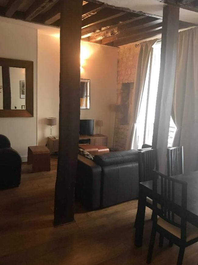 Notre Dame Apartment *