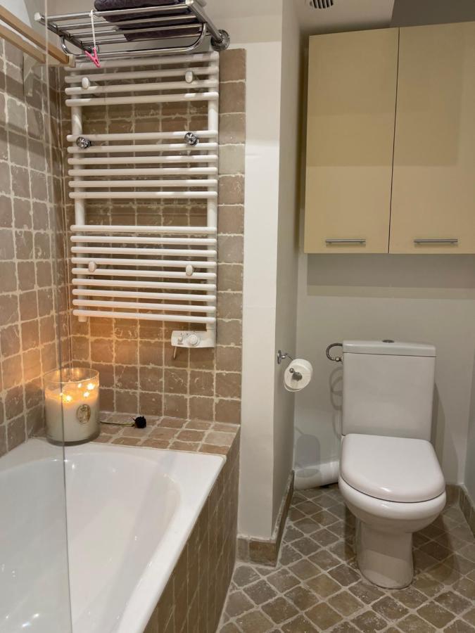 Apartment Quartier Montorgueil, Voie Pietonne, Dans Un Immeuble Du Xveme *