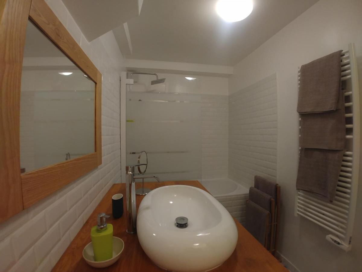& ! 3 Bedrooms, 2 Bathrooms Apartment