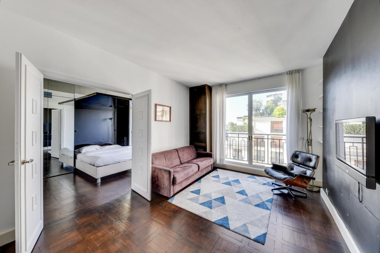 Champs Elysees-montaigne Luxe & View Of Eiffel Tower Apartment Paris