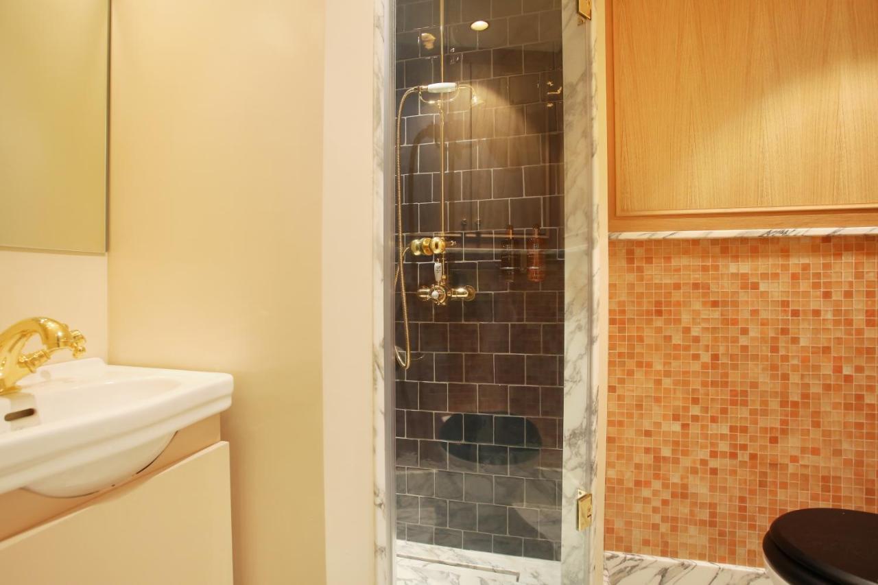 Pick A Flat's - A Bedroom In Le Marais Paris