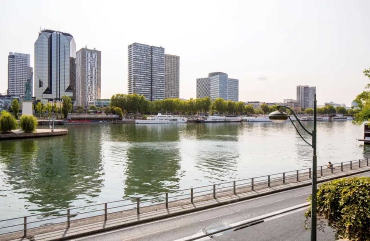 Bright 1bedroom Centrally Located With Most Beautiful Views From Seine At 10 Minutes Walking From Beaugrenelle Shopping Mall And Eiffel Tower Apartment