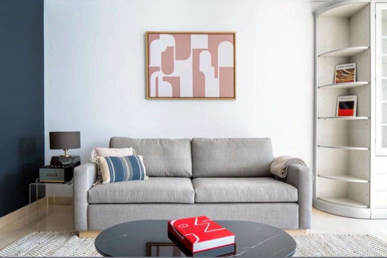 Bright 1bedroom Centrally Located With Most Beautiful Views From Seine At 10 Minutes Walking From Beaugrenelle Shopping Mall And Eiffel Tower Apartment *