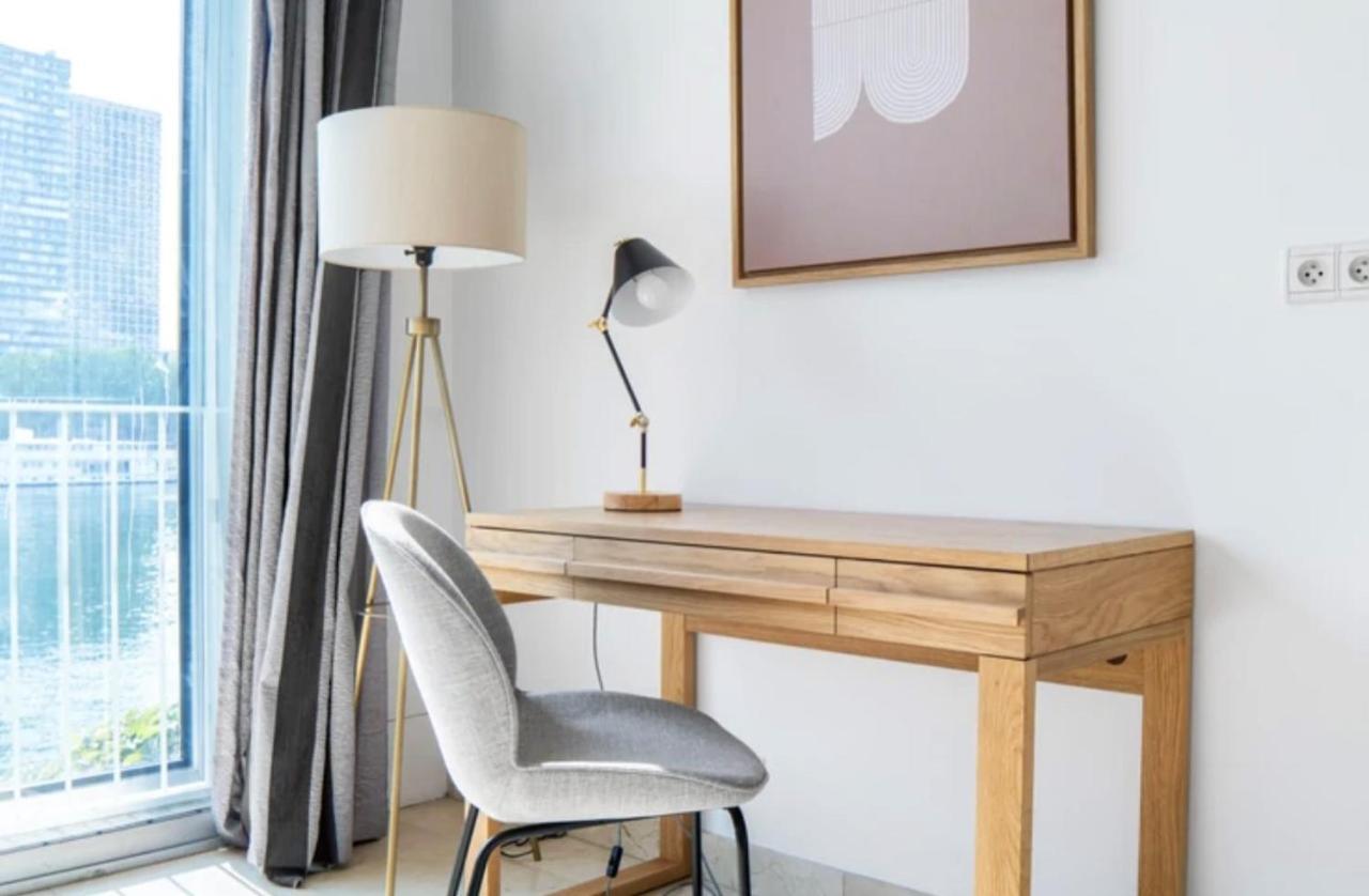 Bright 1bedroom Centrally Located With Most Beautiful Views From Seine At 10 Minutes Walking From Beaugrenelle Shopping Mall And Eiffel Tower Apartment
