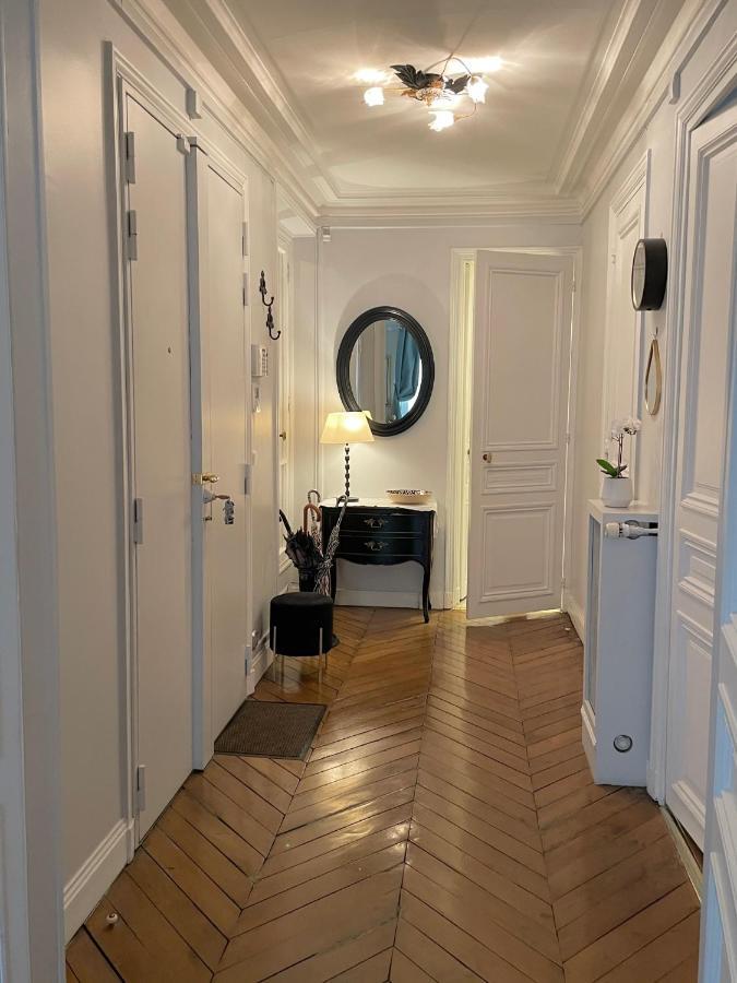 Two-Bedroom Apartment Champs-Elysees * Paris