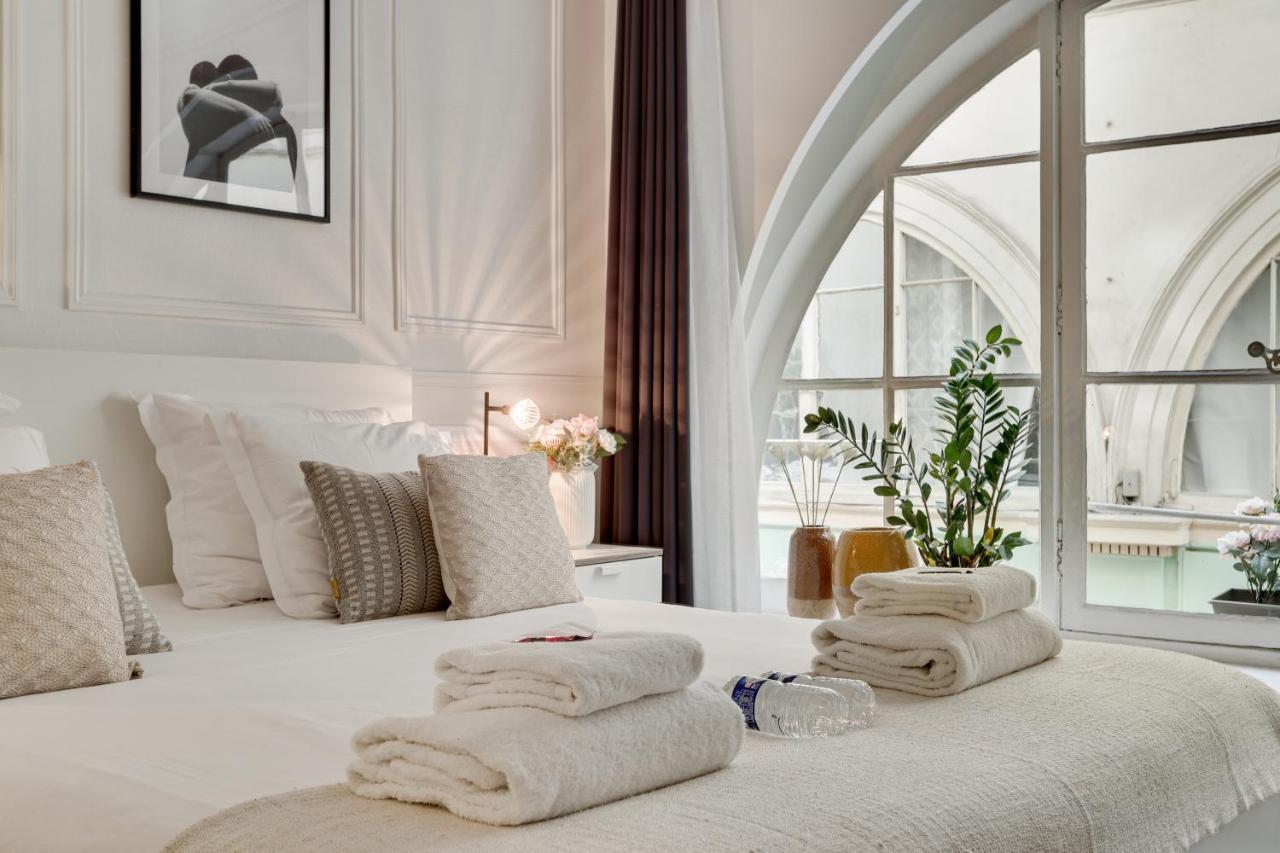 Cmg Next To Louvre Area * Paris