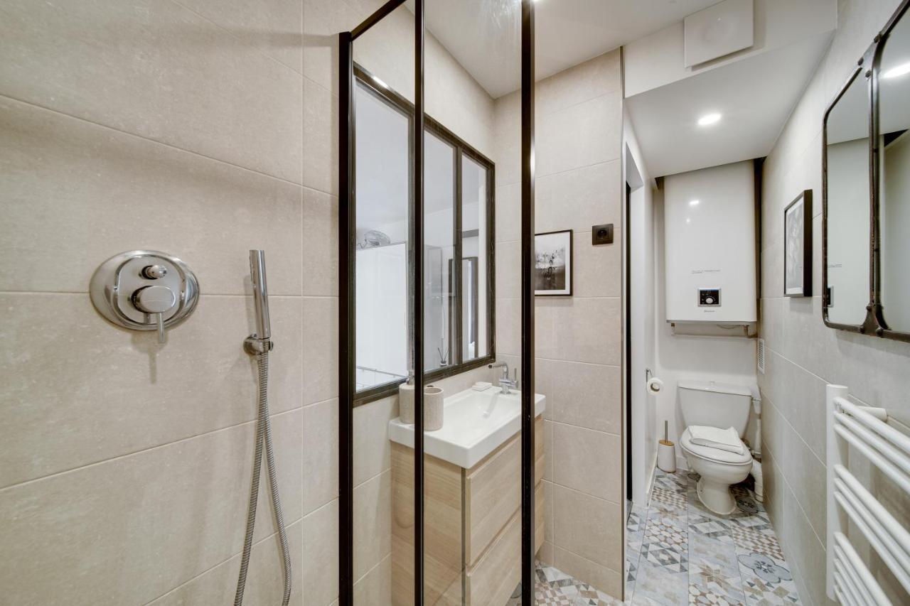 Cmg Next To Louvre Area * Paris