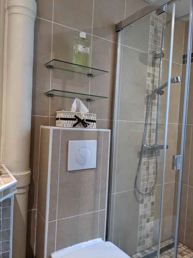 Private Acces To The Flat. Charming Parisian.
