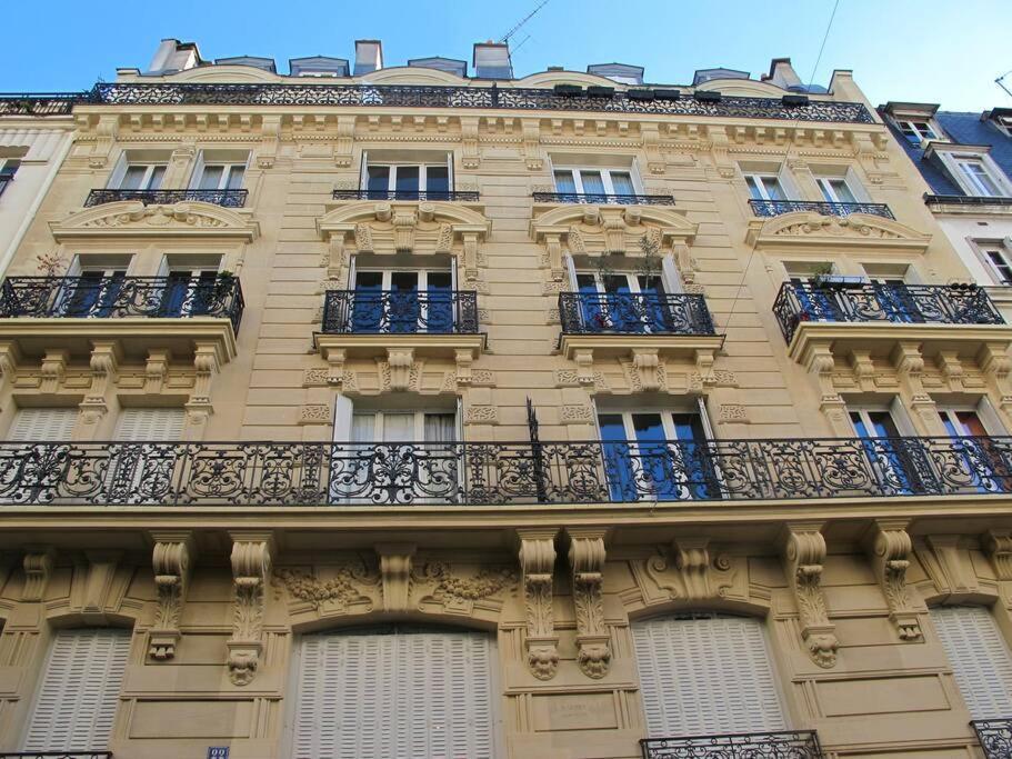 Spacious And Bright 2 Bedroom Apartment, Typically Parisian, Montmartre-opera, Apartamento