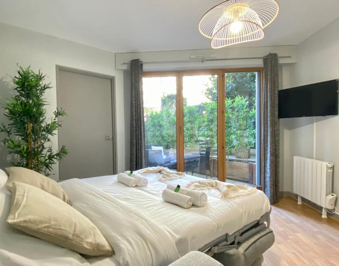 1607b - Wonderful With Terrace On Garden * Paris