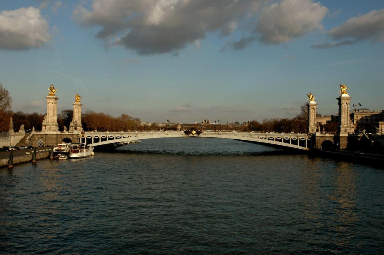 Eiffel Tower - Suffren Paris