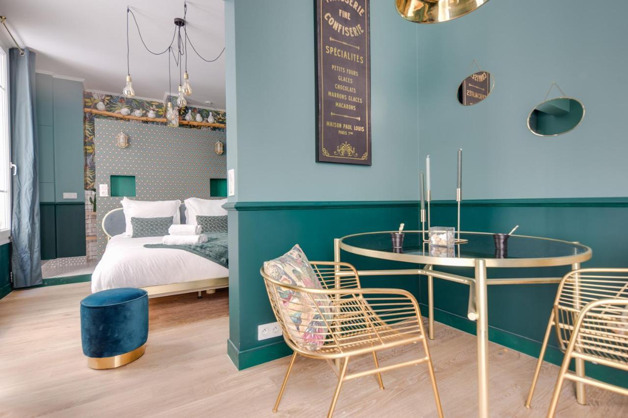The Charming Trocadero Eiffel Tower Couette-café *