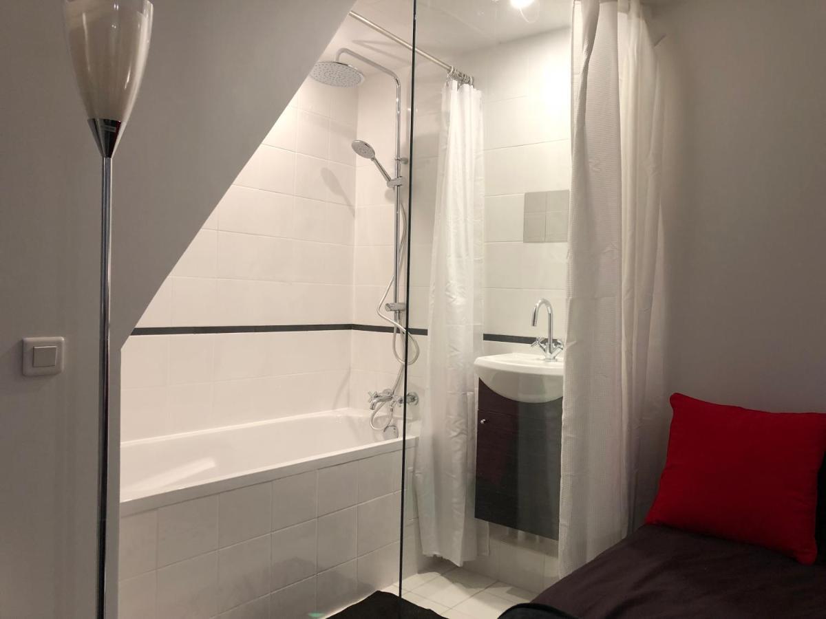 Cite Pilleux - Charming In A Flowery Pedestrian Lane Apartment