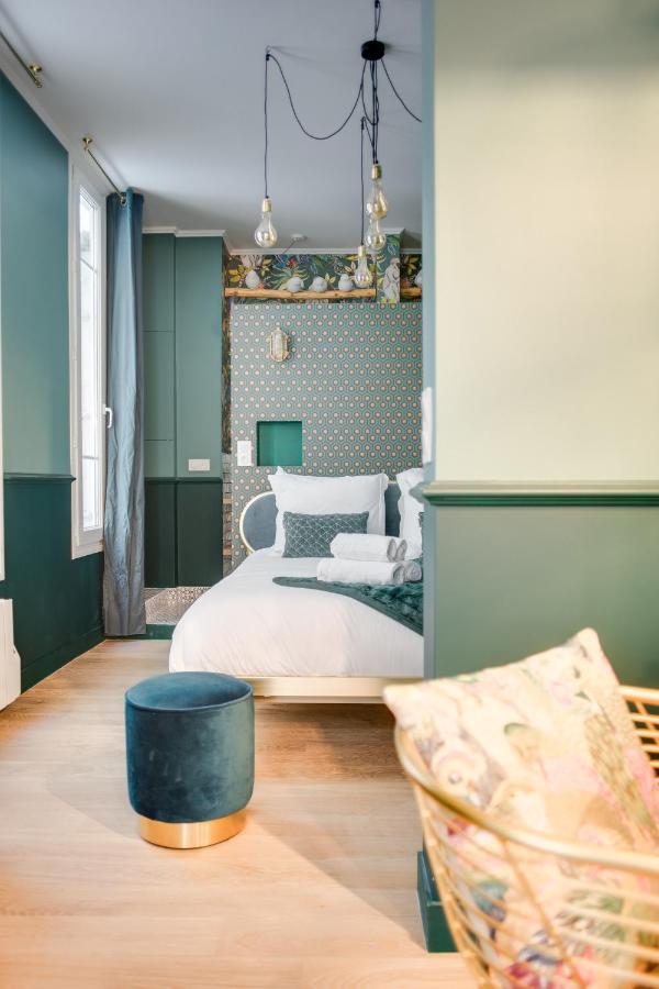 The Charming Trocadero Eiffel Tower Couette-café