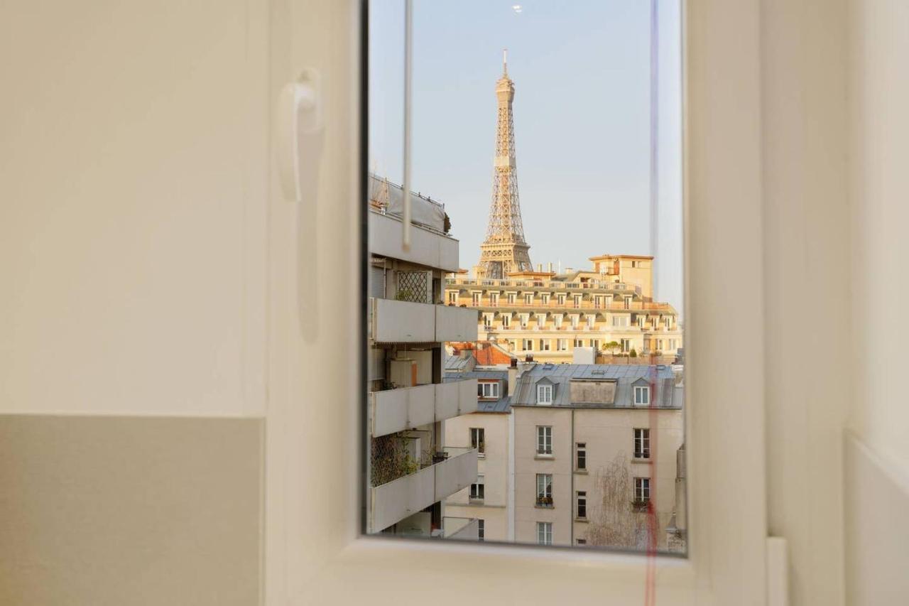 Balcony & Eiffel Tower View City Apartamento Paris