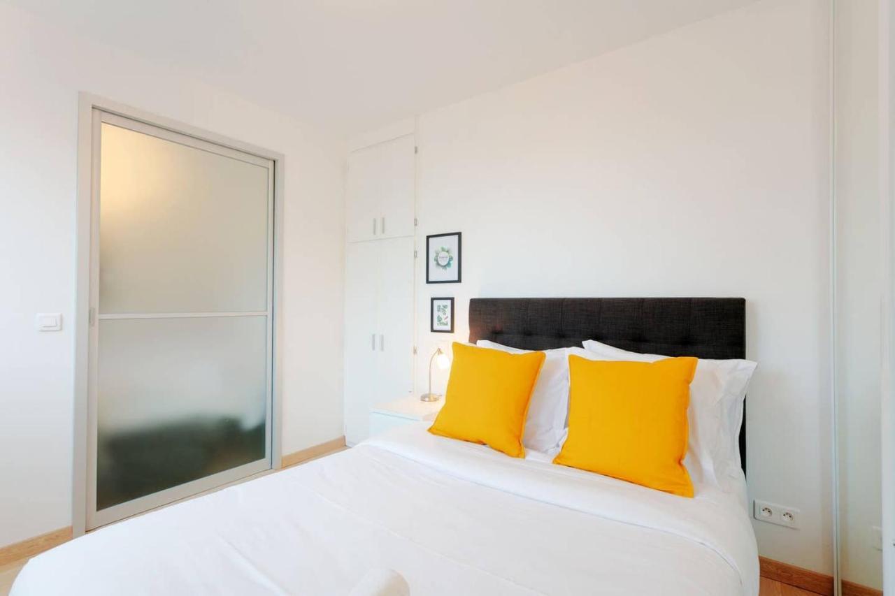 Balcony & Eiffel Tower View City Apartment Paris