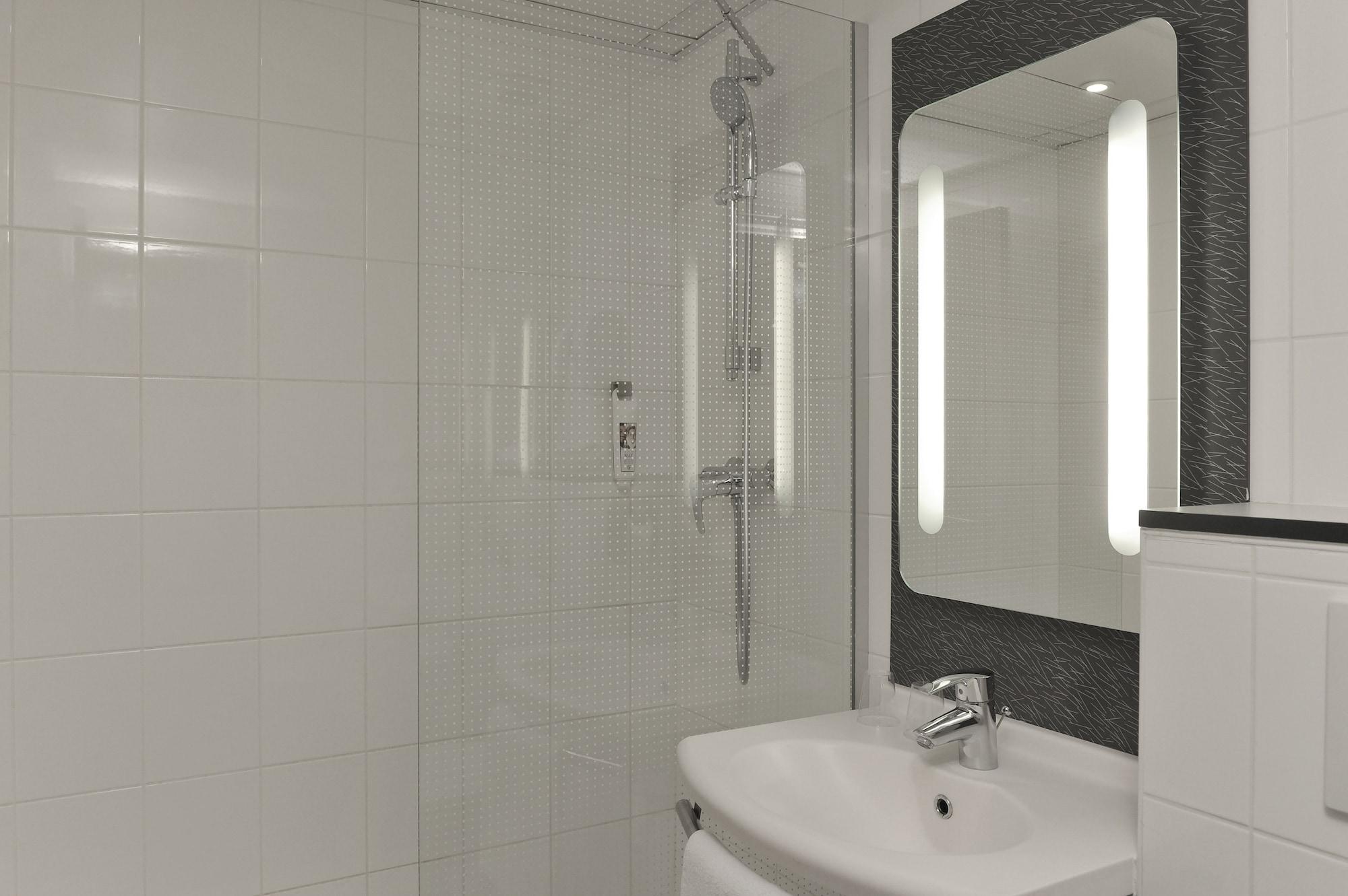 Ibis Vaugirard Porte De Versailles Paris