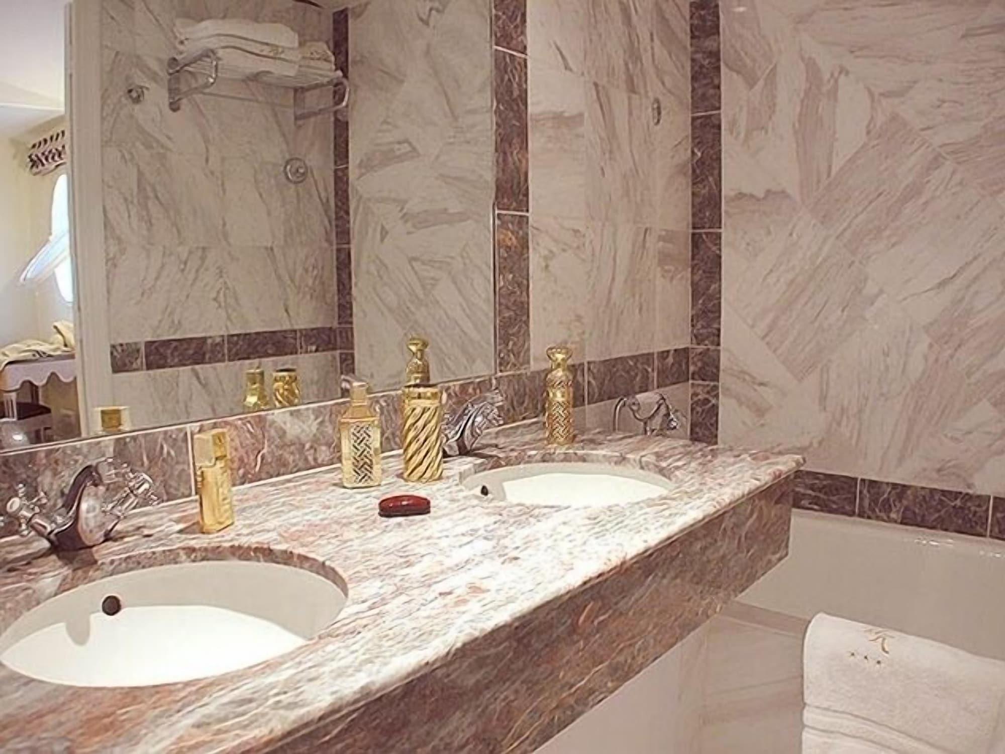 Hotel Unic Renoir Saint-germain 3*
