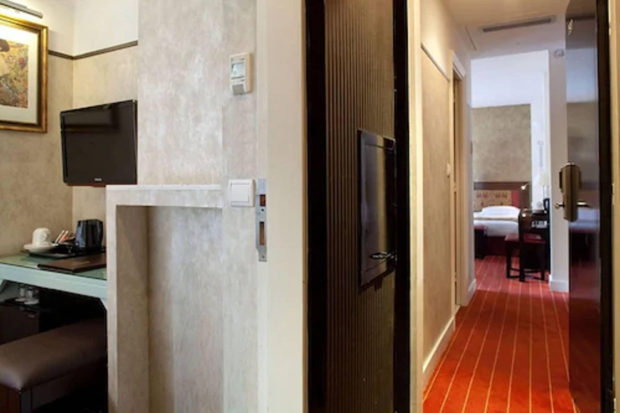 Eiffel Seine Hotel Paris