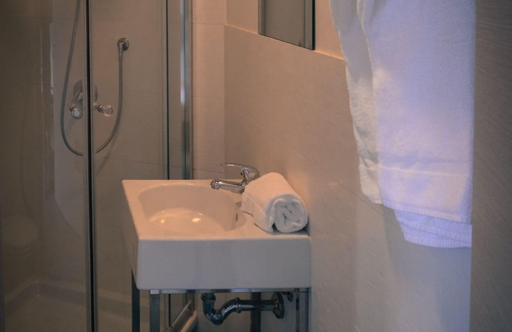 Beautiful Belleville Hotel & Hostel Hostel *