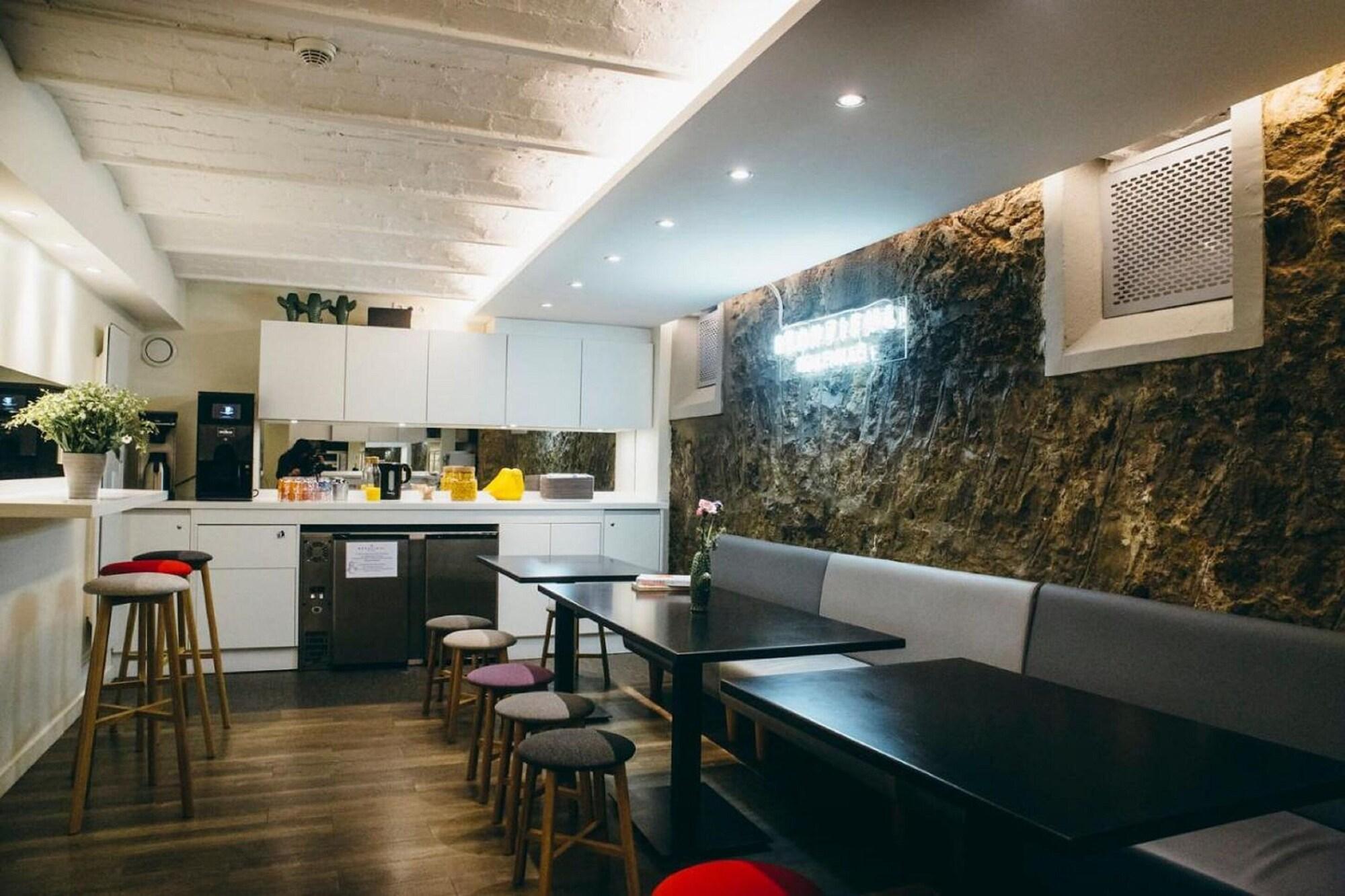 Beautiful Belleville Hotel & Hostel *