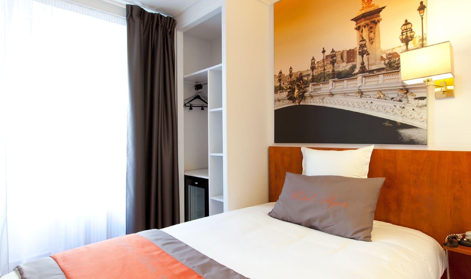 Alyss Saphir Cambronne Eiffel Hotel