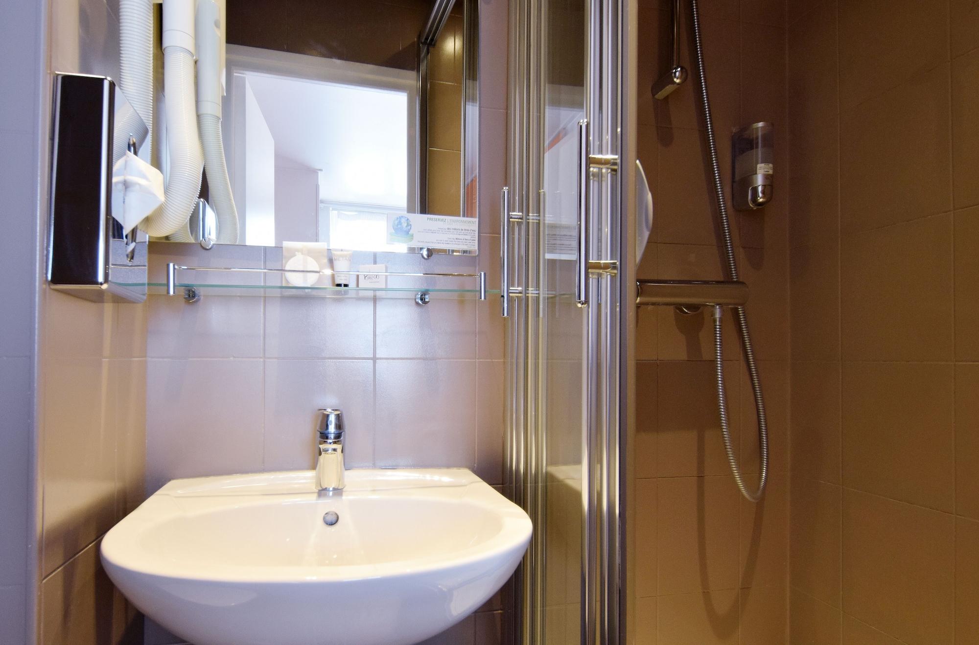 Alyss Saphir Cambronne Eiffel Hotel 3*
