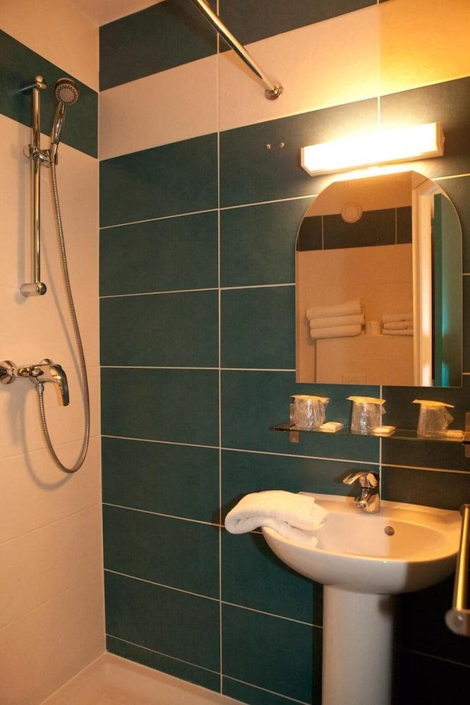 Royal Wagram Hotel 2*