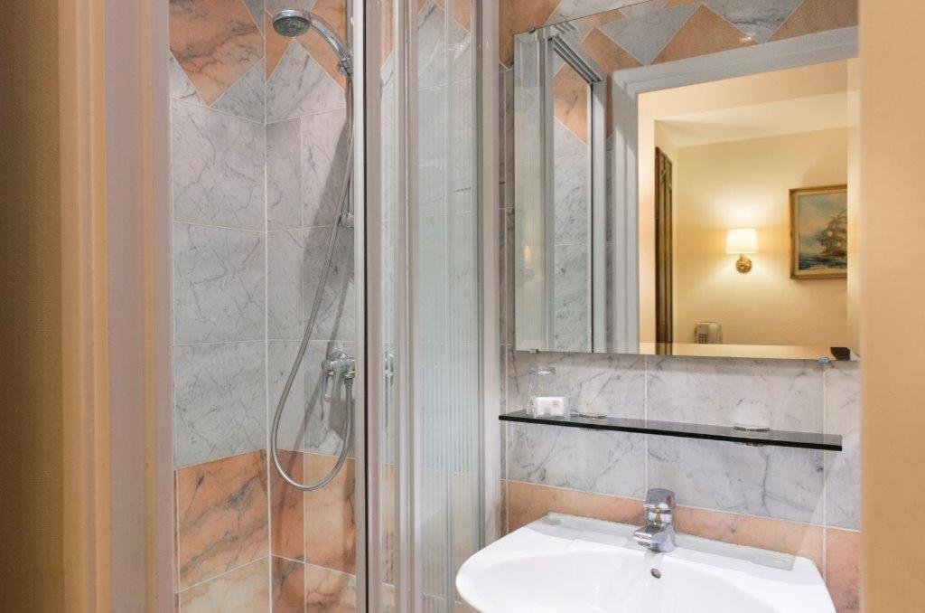 Hotel Familia Paris