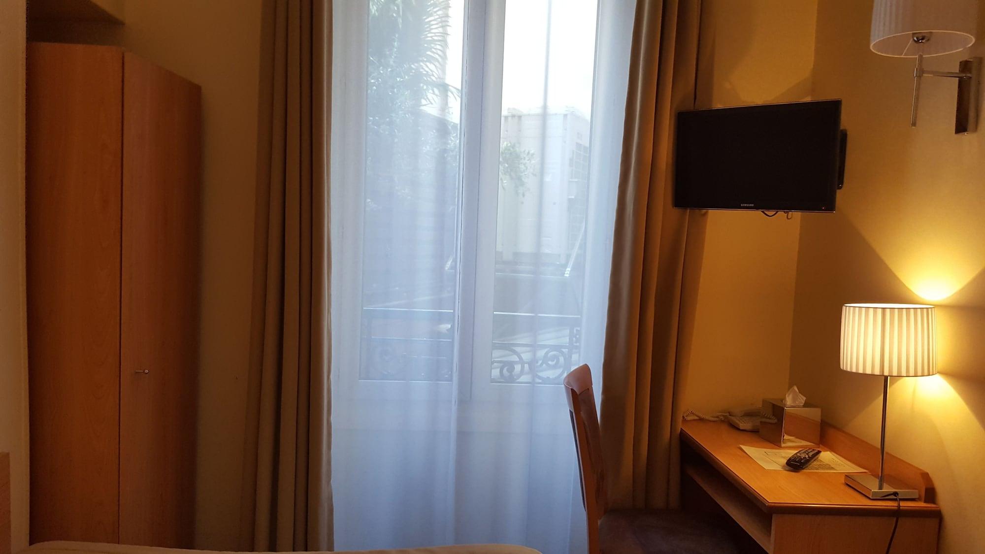 Saint Cyr Etoile 3* Paris