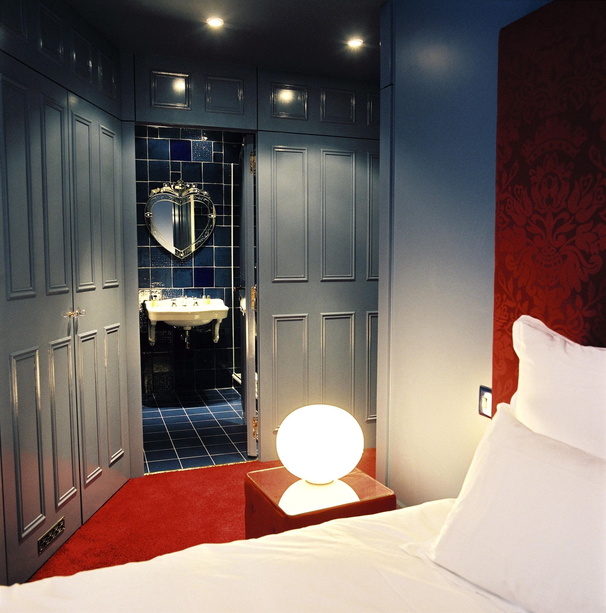 Du Petit Moulin, Haute Couture By Lacroix Hotel Paris