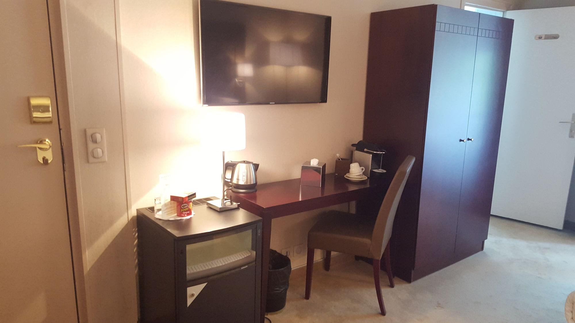Saint Cyr Etoile Hotel Paris