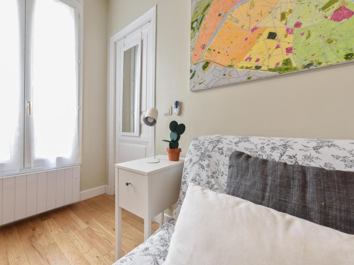 Bright T2 In The Center Of With View Of The Eiffel Tower - Welkeys