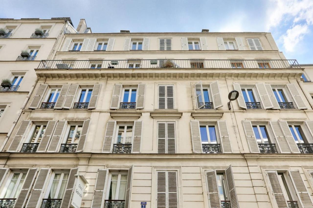 Beautiful Very Close To The Arc De Triomphe Paris