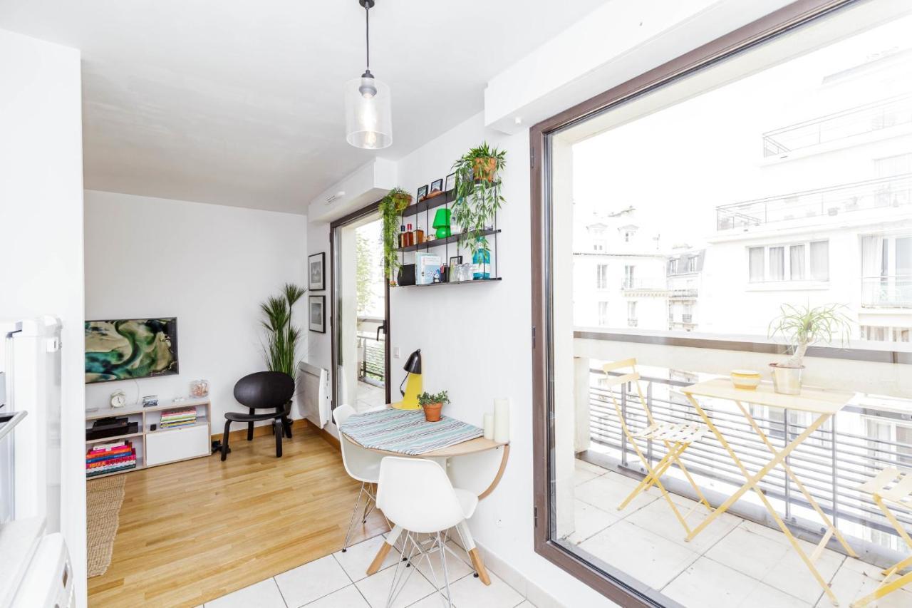 Apartment Bright 37m For 2 With Balcony In Paris! Paris