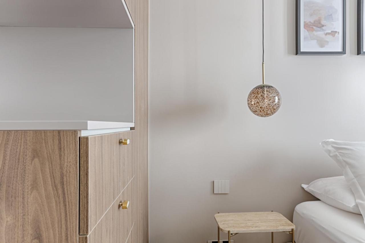 Unique Luxury Parisian Flat 2br/6p -champs Elysees